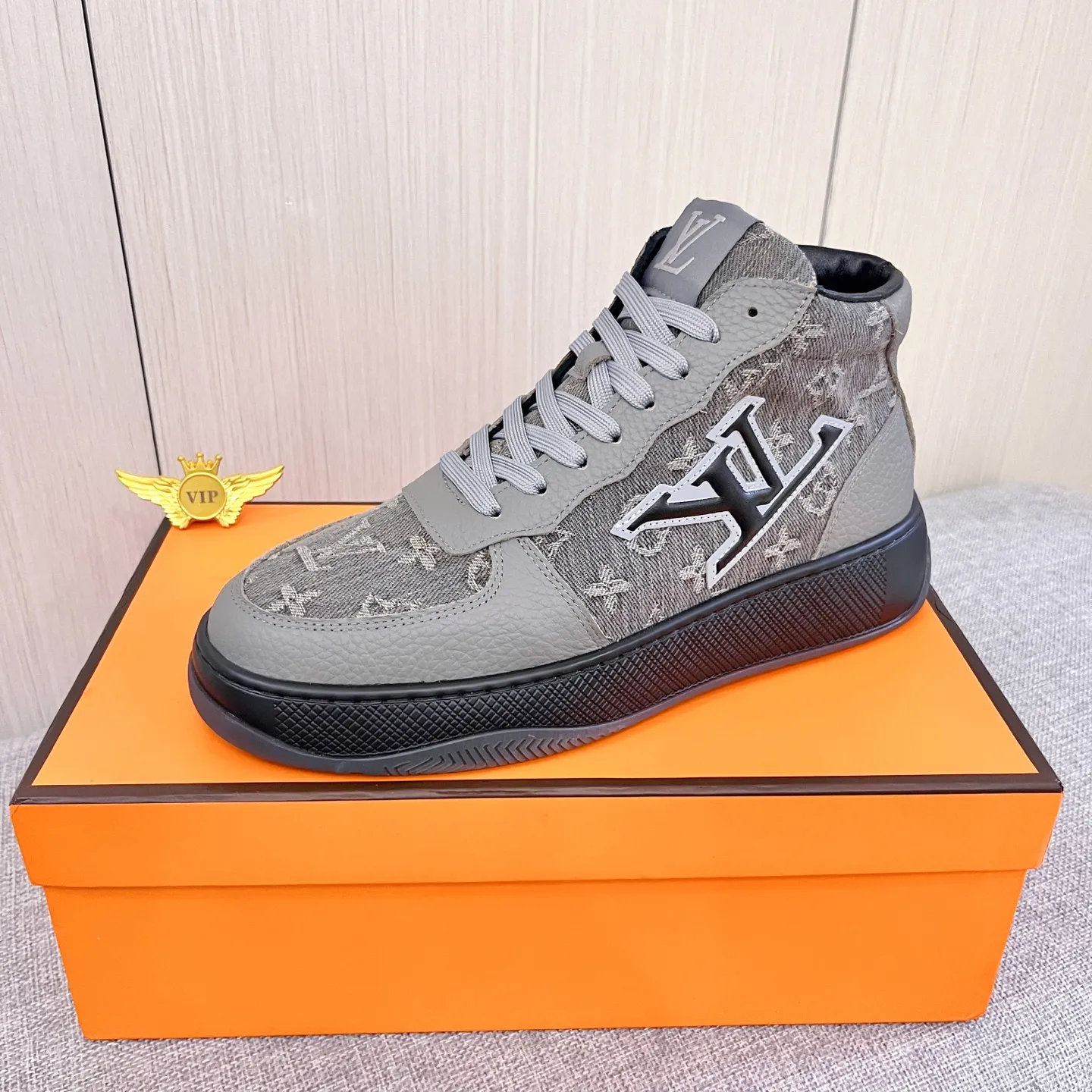 Men's shoes💰 460💰[LV]🔥Louis Vuitton, high-end men's shoes brand, official website 1:1 latest masterpiece: the upper is made of Italian imported first-layer cowhide with a comfortable and breathable lining➕original non-slip and wear-resistant outsole🔥, making walking more convenient and comfortable! An exclusive new model, a stunning work, a beautiful 1:1 replica [color] compared to the official quality! Create a fashionable personality to set off your uniqueness! A must-have for trendy men! Classic🔥Size: 38-44 Color: 🔥Multiple colors available🔥